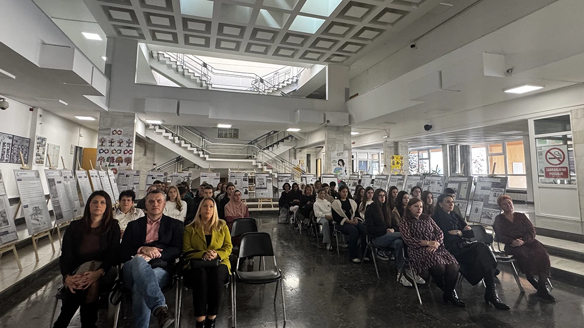 Izložba “U plamenu sjećanja: iz novinskih članaka” otvorena u Četvrtoj gimnaziji Ilidža