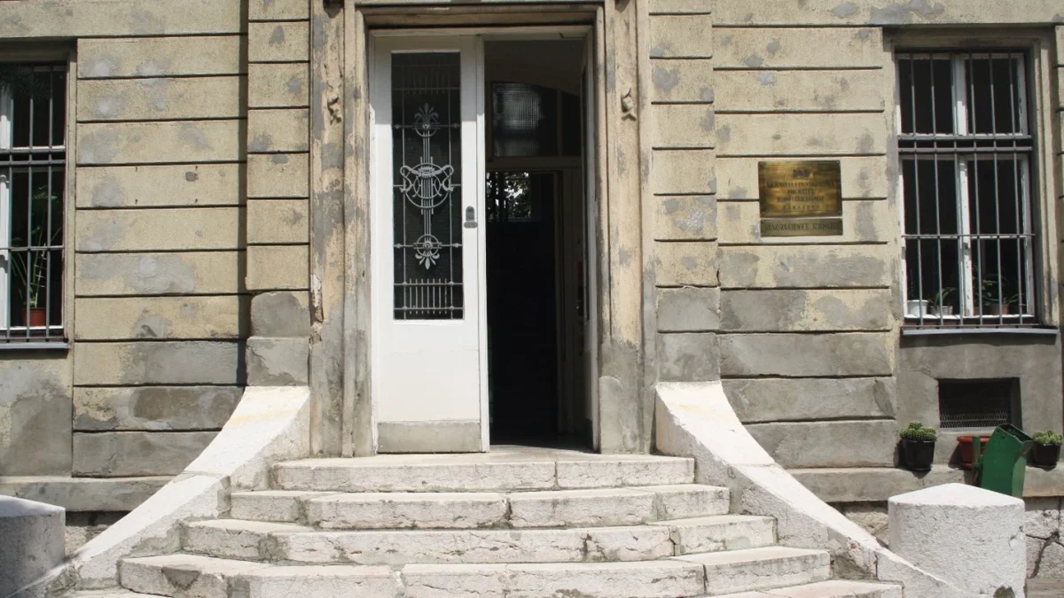 Fotografija ulaza u privremeno sjedište NUBBiH – bivša vojna kasarna “Maršal Tito” - današnji Kampus Univerziteta u Sarajevu, Zmaja od Bosne 8B (vlasnik fotografije: NUBBiH)